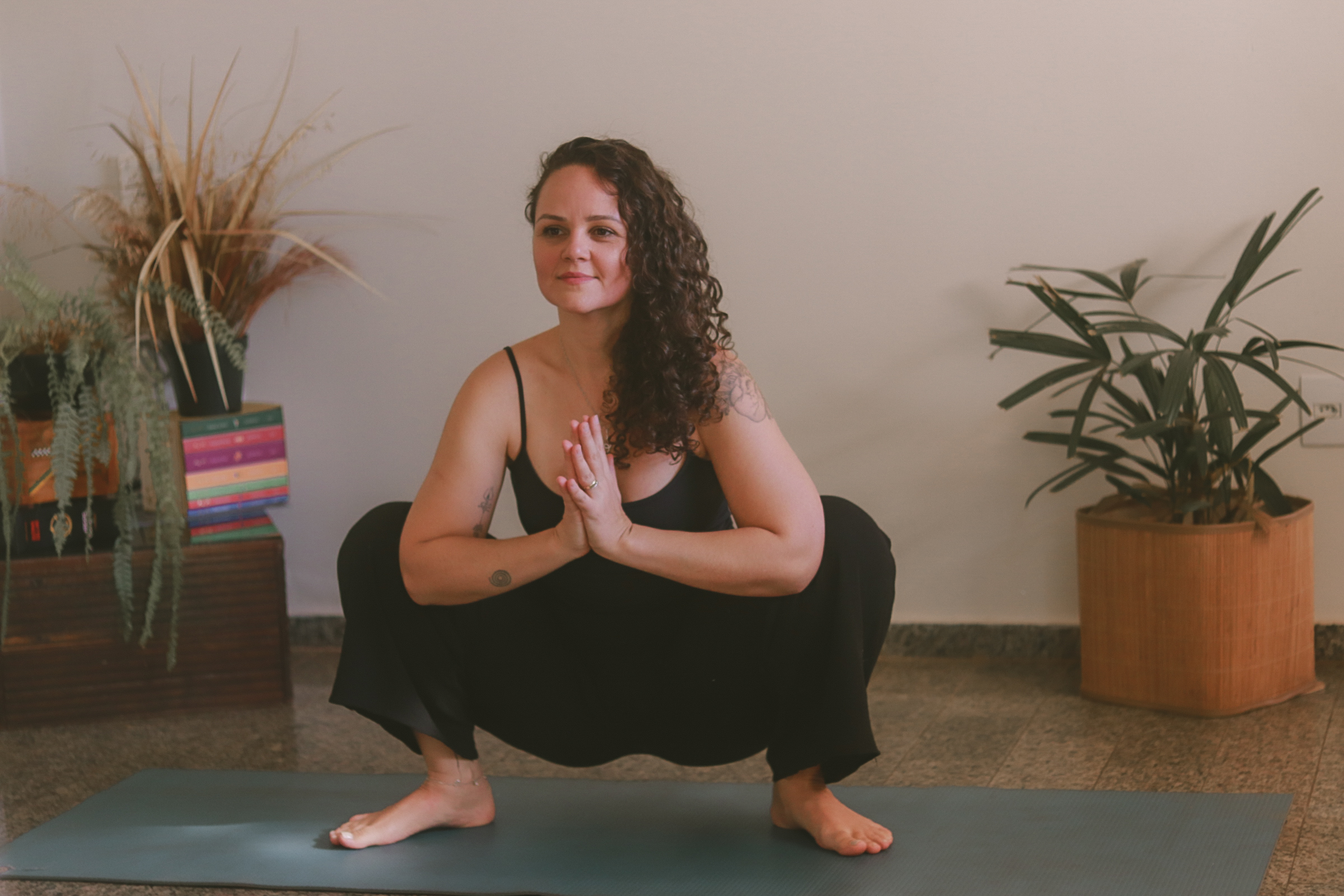 Mulher em prática de yoga cíclico